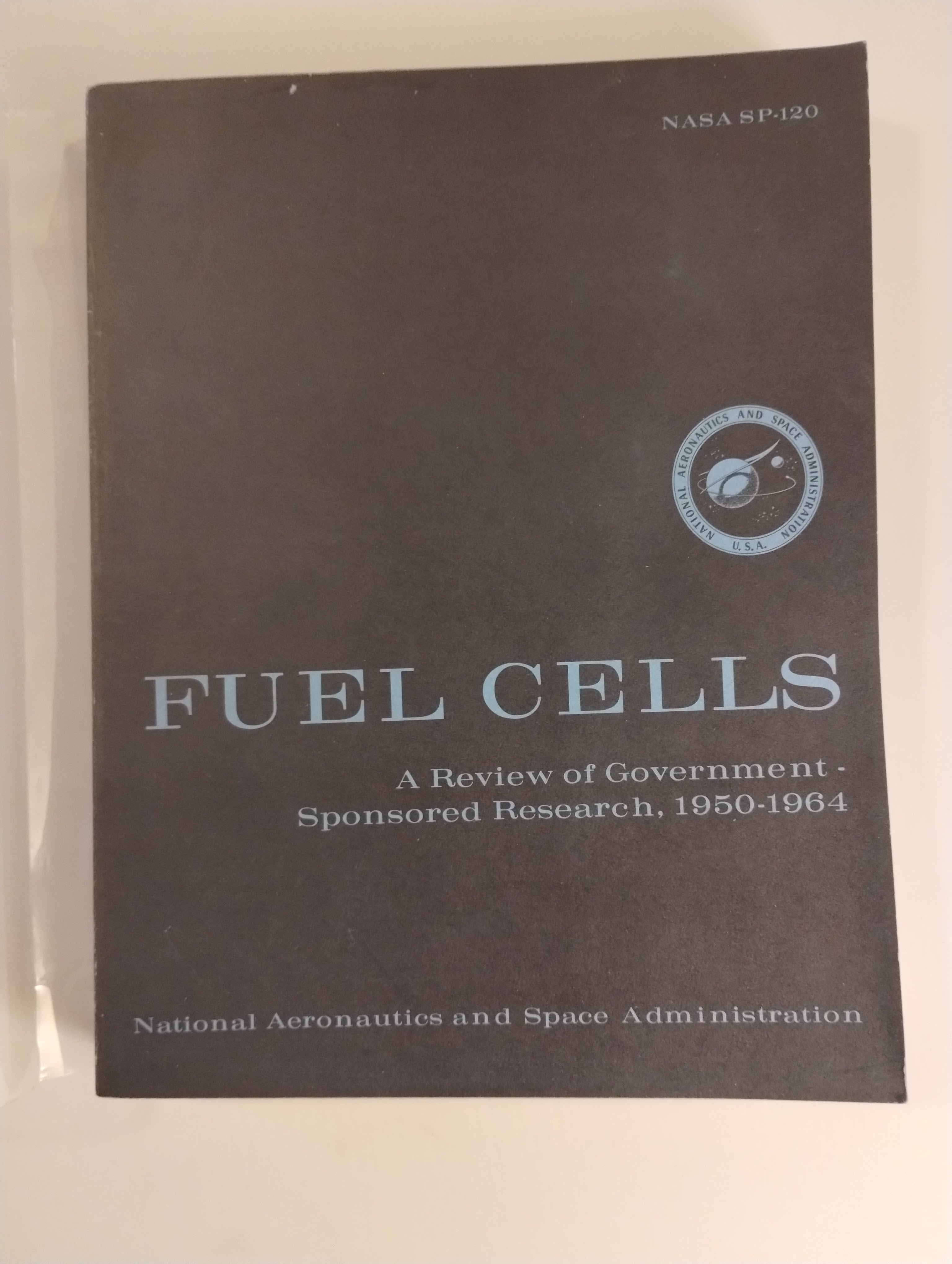 FUEL CELLS A REVIEW OF GOVERNMENT SPONSORED RESEARCH , 1950 - 1964